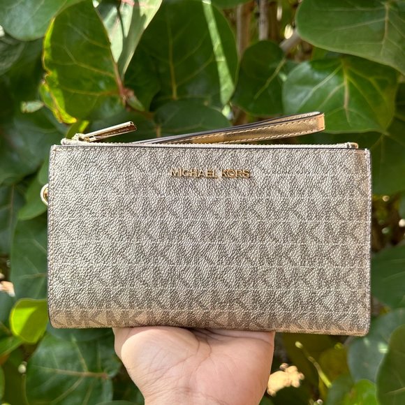 Michael Kors Voyager Drawstring Tote Bag Pearl Grey + Double Zip Wallet MK Gold - Picture 13 of 16